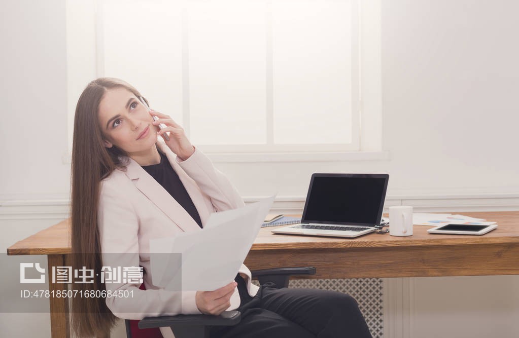 商務電話咨詢 女士在辦公室的企業管理咨詢